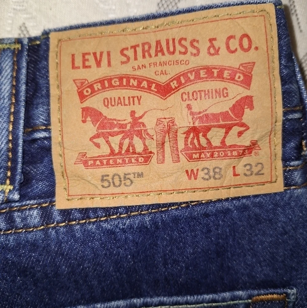 Levi's 505 men's denim jeans in a size 38x32. Like new condition. Blue jeans.